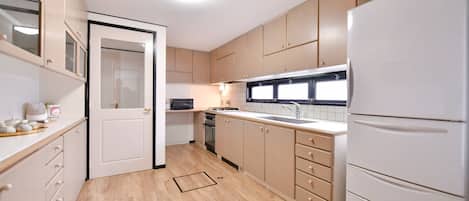 Kühlschrank, Mikrowelle, Herdplatte, Kochgeschirr/Geschirr/Besteck