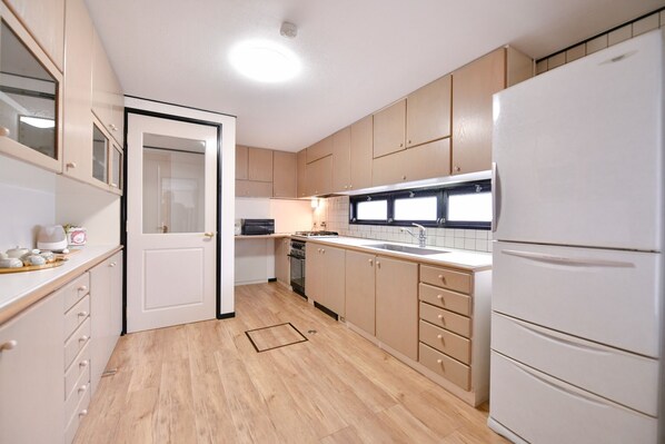 Refrigerador, microondas, placa de cocina, utensilios de cocina