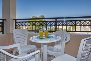 Outdoor dining - Bali Dorian Apartments (Mylopotamos)