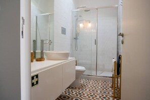 Shower, hair dryer, towels - AMY PORTO - Stylish Apartment right in the City Center (Porto)