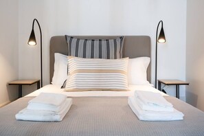 1 bedroom, iron/ironing board, travel cot, WiFi - AMY PORTO - Stylish Apartment right in the City Center (Porto)