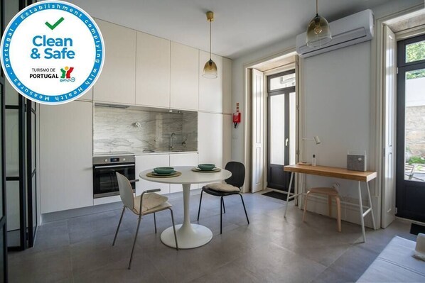 Fridge, stovetop, dishwasher, coffee/tea maker - AMY PORTO - Stylish Apartment right in the City Center (Porto)