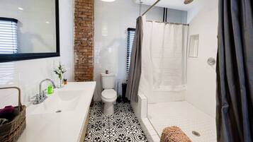 Grand House | Bathroom | Shower, free toiletries, towels