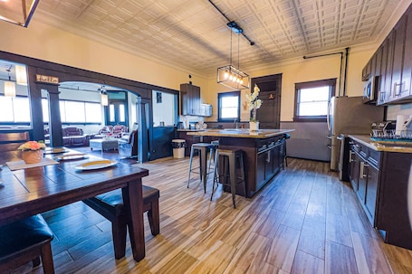 Refrigerador con freezer, microondas, horno, utensilios de cocina