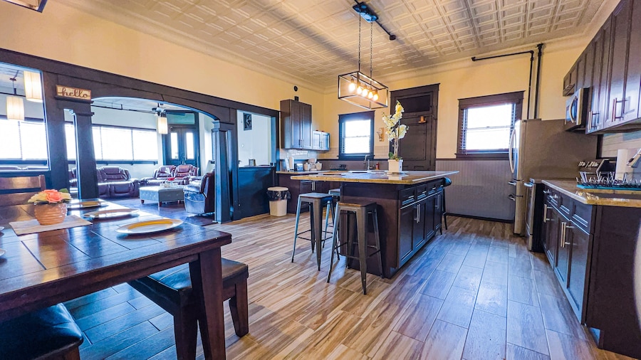 The Pub with Private Yard & Parking, Near the Falls & Casino by Niagara Hospitality
