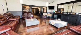 The Pub with Private Yard & Parking, Near the Falls & Casino by Niagara Hospitality