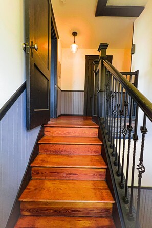 Grand House | 8 bedrooms, free WiFi - The Pub with Private Yard & Parking, Near the Falls & Casino by Niagara Hospitality (Niagara Falls)