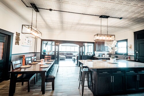 The Pub with Private Yard & Parking, Near the Falls & Casino by Niagara Hospitality