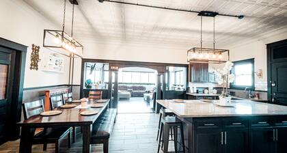 The Pub with Private Yard & Parking, Near the Falls & Casino by Niagara Hospitality