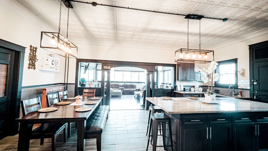 The Pub with Private Yard & Parking, Near the Falls & Casino by Niagara Hospitality