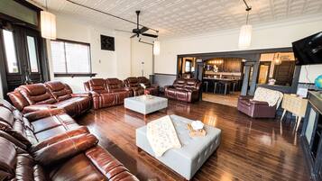 特级独立别墅 | 起居区 | 70-英寸纯平电视 (配备数码频道)、电视