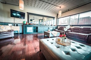 Living area - The Pub with Private Yard & Parking, Near the Falls & Casino by Niagara Hospitality (Niagara Falls)
