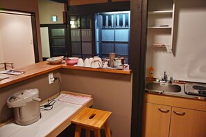 Kühlschrank, Mikrowelle, Kochgeschirr/Geschirr/Besteck