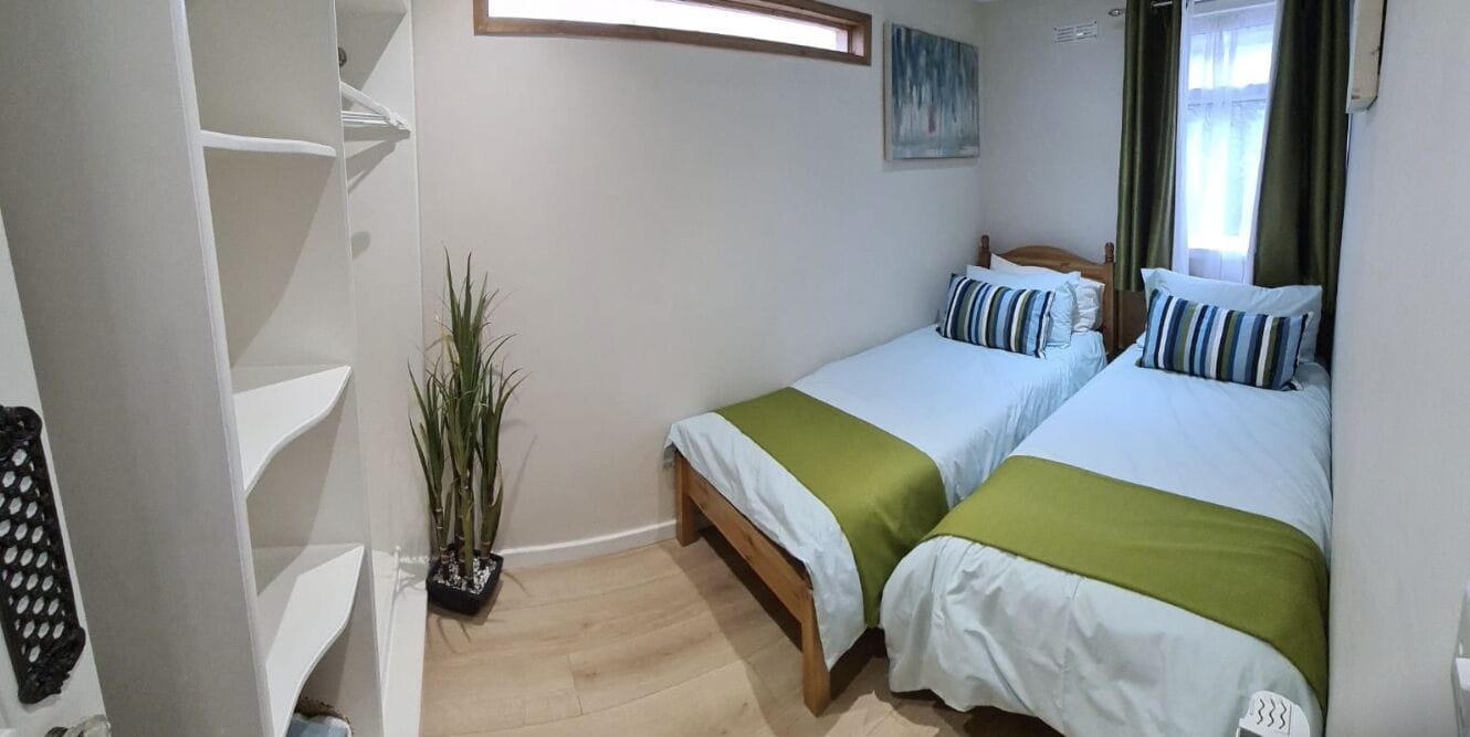 2 habitaciones, tabla de planchar con plancha y ropa de cama 