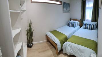 2 slaapkamers, een strijkplank/strijkijzer, beddengoed