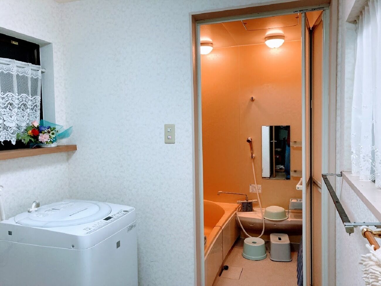 Secador de cabelo, toalhas de banho