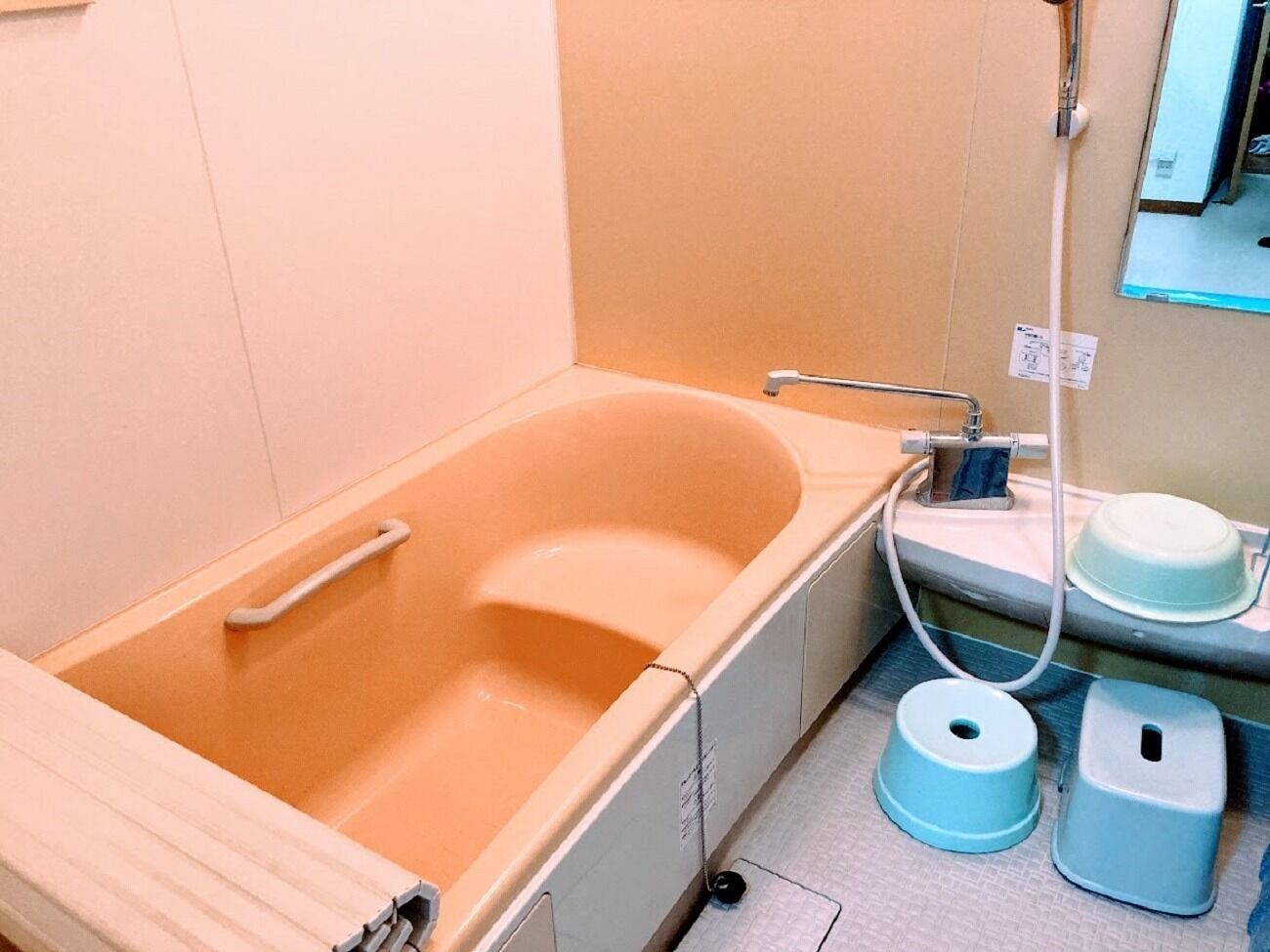 Secador de cabelo, toalhas de banho