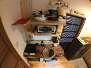 Jääkaappi, mikroaaltouuni, keittoastiat/astiat/ruokailuvälineet