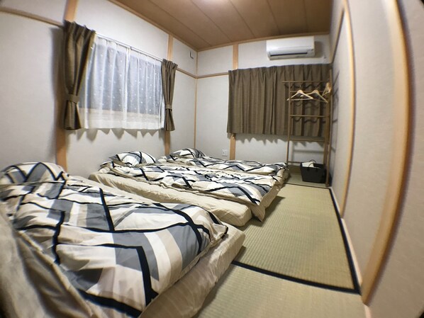 2 室のベッドルーム、デスク、WiFi (無料)、ベッドシーツ