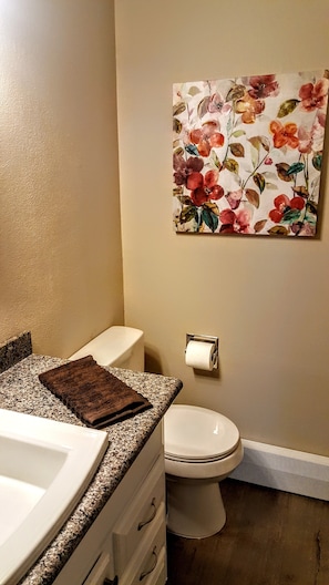 Bathroom - Spokane Valley 2bed Vaca Townhome  w garage (Spokane Valley)