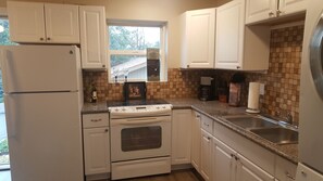 Private kitchen - Spokane Valley 2bed Vaca Townhome  w garage (Spokane Valley)