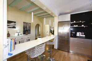 Køleskab, mikrobølgeovn, ovn, opvaskemaskine