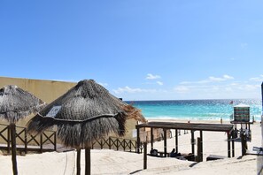 Am Strand, weißer Sandstrand