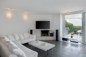 Televisión y chimenea