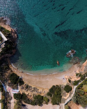 En la playa, camastros y toallas de playa