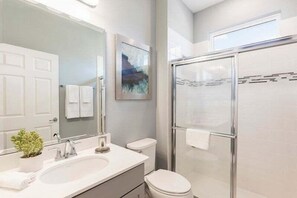 Ensemble baignoire-douche, séchoir à cheveux, serviettes fournies, savon