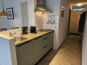 Kylskåp, mikrovågsugn, ugn och spishäll