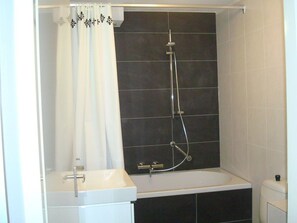 Combined shower/tub, towels, toilet paper