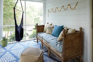 Een televisie, Netflix, Hulu en boeken