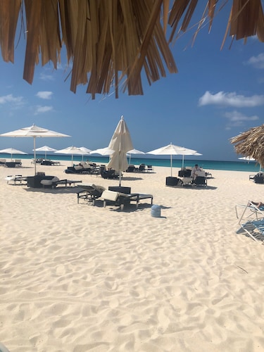 ON EAGLE BEACH Costa Linda Beach Resort