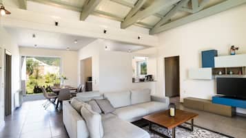 Vila Mewah, 3 kamar tidur, kolam renang pribadi | Area keluarga | Televisi LED 32-inci dengan saluran TV satelit dan TV