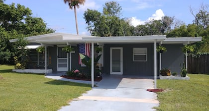 Mid Century Charm! KSC,Port Canaveral,Cocoa and Bio-Lume Kayak,Pet Friendly!
