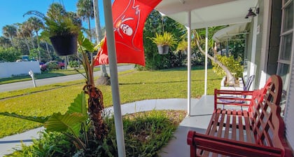 Mid Century Charm! KSC,Port Canaveral,Cocoa and Bio-Lume Kayak,Pet Friendly!