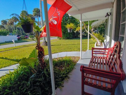 Mid Century Charm! KSC,Port Canaveral,Cocoa and Bio-Lume Kayak,Pet Friendly!