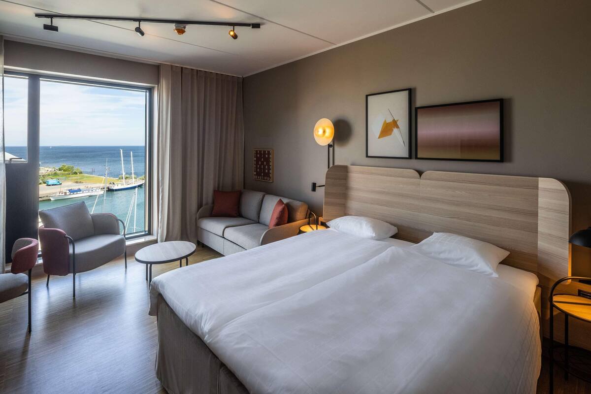 In-room safe, bed sheets