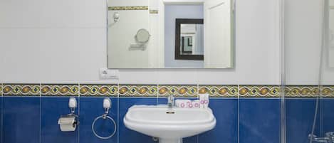 Douche, sĂšche-cheveux, serviettes fournies