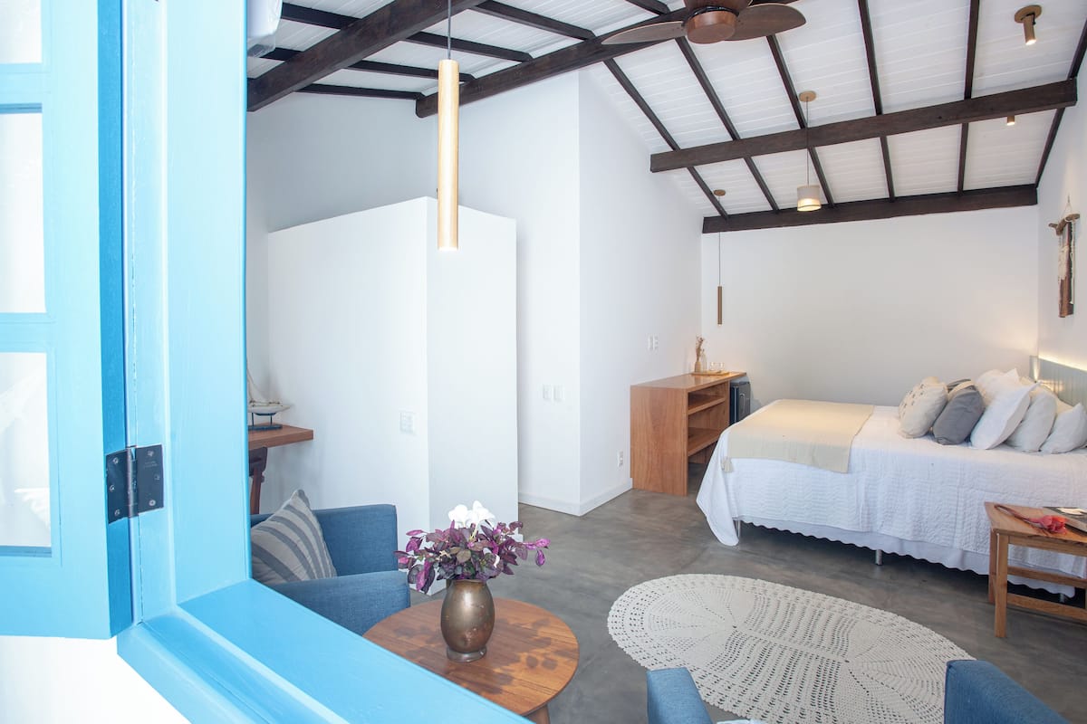 Kamar Double Romantis | Seprai antialergi, minibar, dan dilengkapi dengan perabotan berbeda-beda