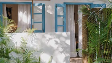 Hypo-allergenic bedding, minibar, individually furnished, desk