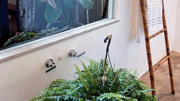 Kahden hengen romanttinen huone | Kylpyhuone | Suihku, hiustenkuivaaja, pyyhkeet