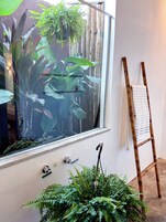 Habitación romántica doble | Baño | Ducha, secador de pelo y toallas