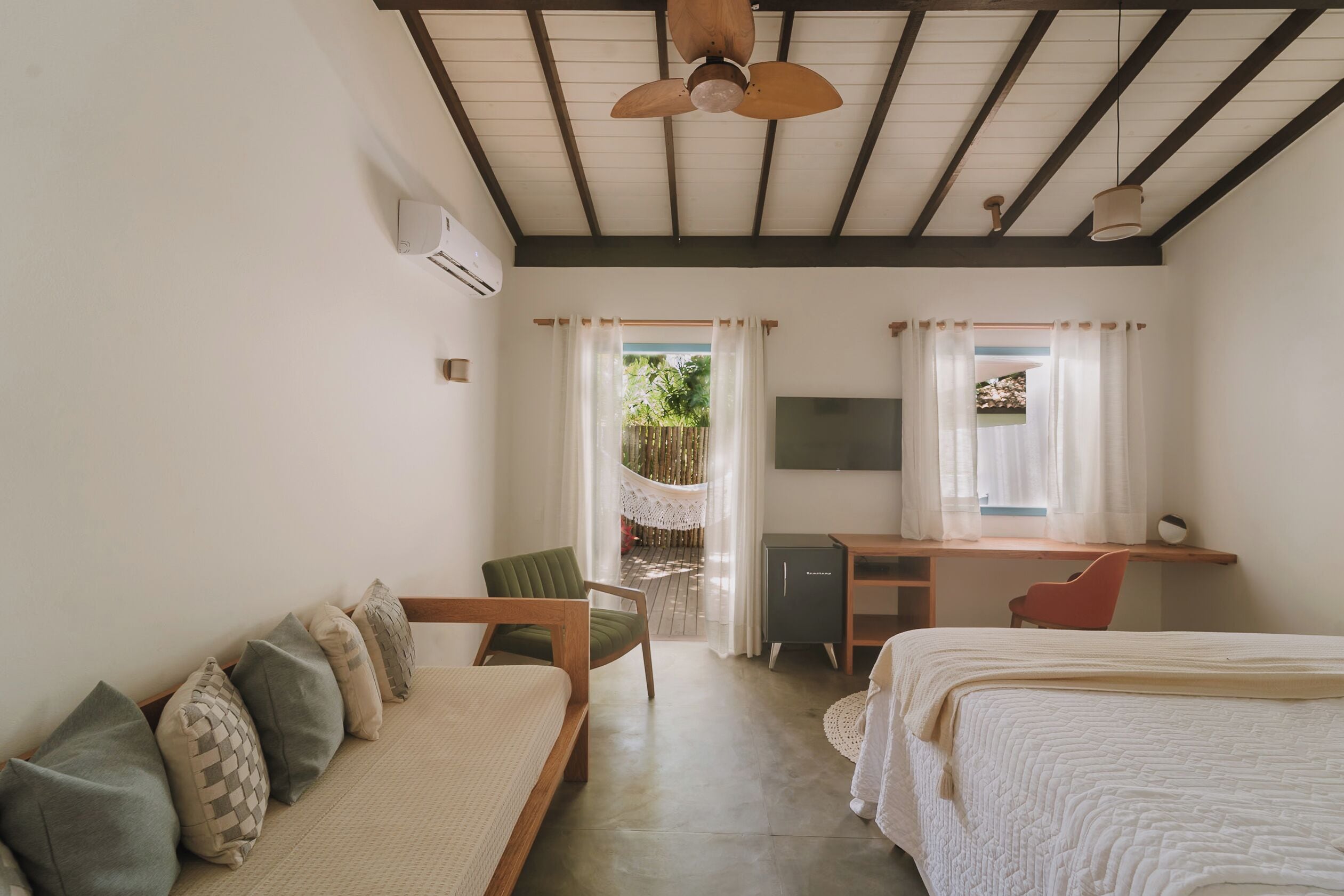 Romantic Double Room | Hypo-allergenic bedding, minibar, individually furnished, desk