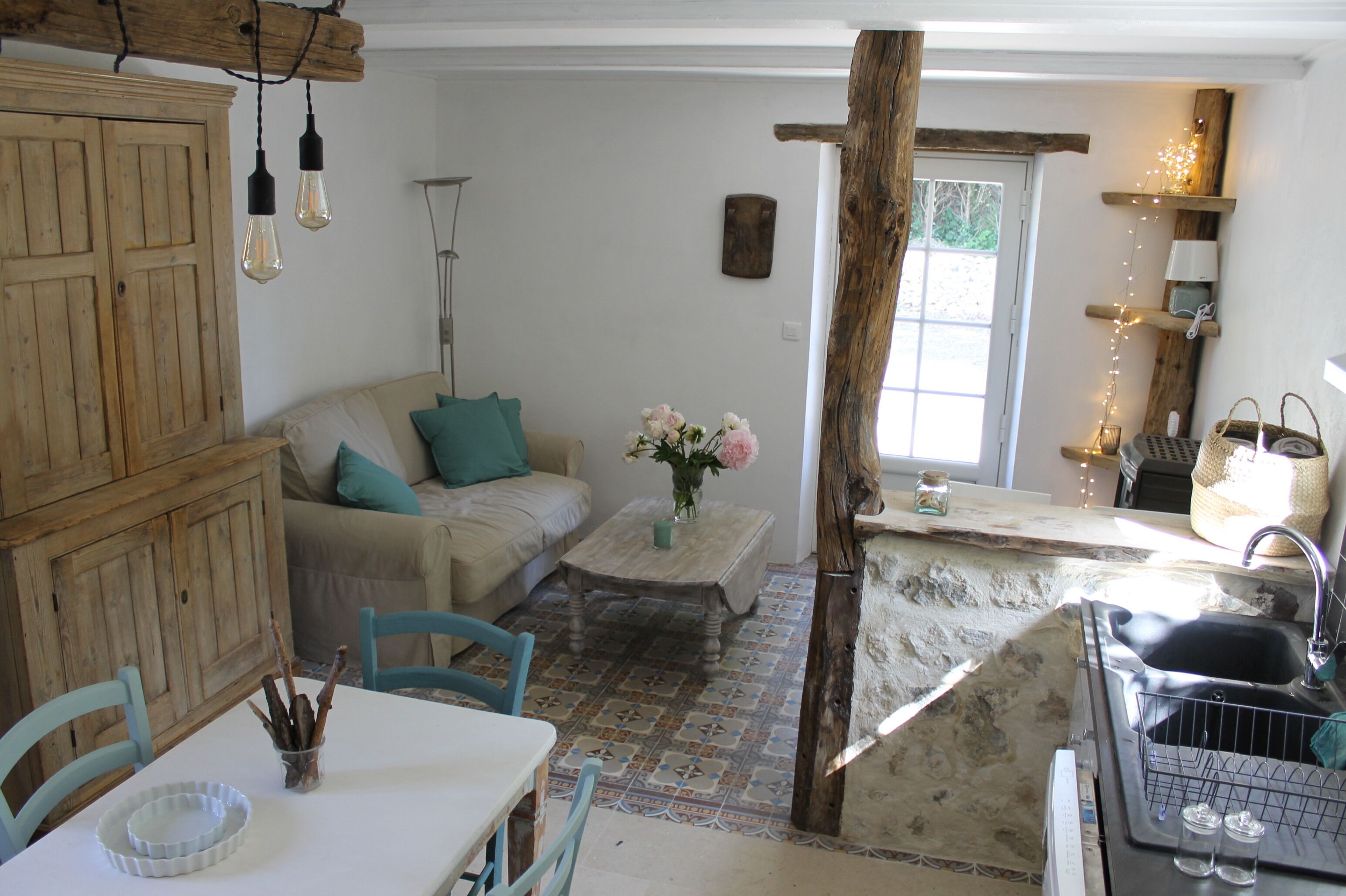 Télévision, baby-foot, table de tennis de table