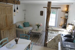 Télévision, baby-foot, table de tennis de table