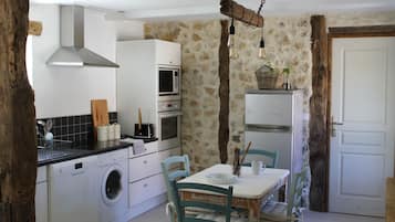 Een koelkast, een microgolfoven, een oven, een kookplaat