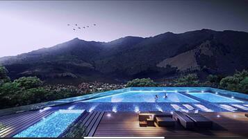 Una piscina al aire libre, una piscina climatizada