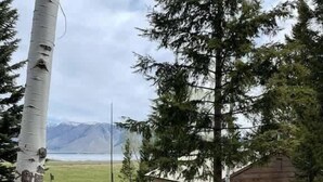 Un espacio al aire libre con bancos y una chimenea.